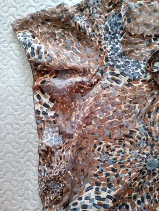 Blusa con volantes y estampado