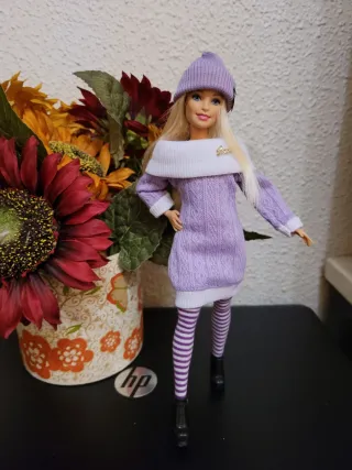 Muñeca Barbie con vestido lila y gorro