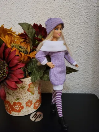 Muñeca Barbie con vestido lila y gorro
