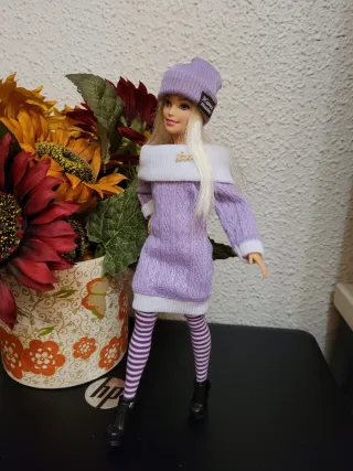 Muñeca Barbie con vestido lila y gorro