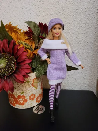 Muñeca Barbie con vestido lila y gorro