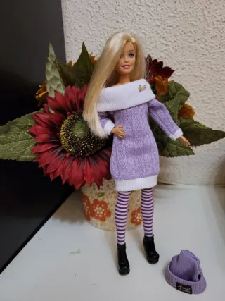 Muñeca Barbie con vestido lila y gorro