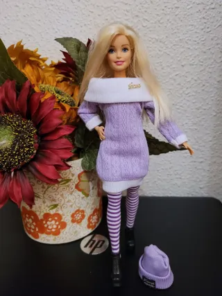 Muñeca Barbie con vestido lila y gorro