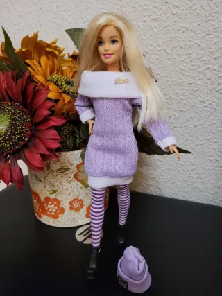 Muñeca Barbie con vestido lila y gorro