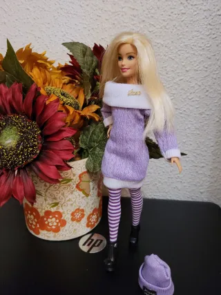 Muñeca Barbie con vestido lila y gorro