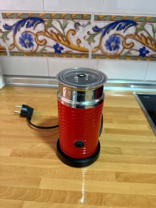 Cafetera Nespresso Roja + Aeroccino + Cajón