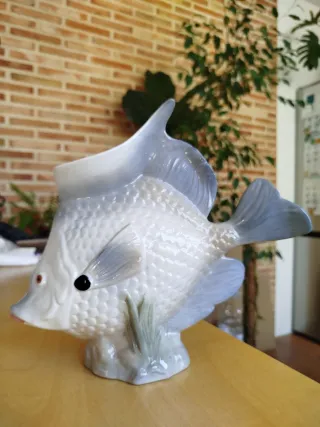 Jarrón de cerámica con forma de pez