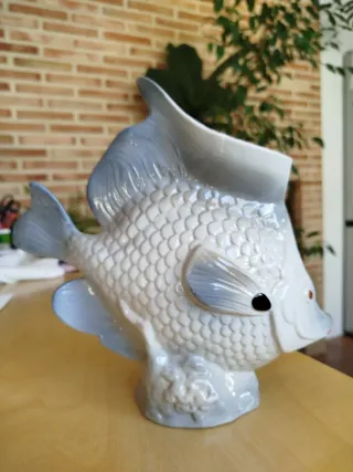 Jarrón de cerámica con forma de pez