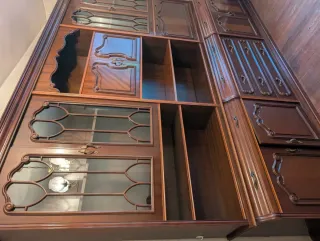 Mueble de salón de madera con vitrinas