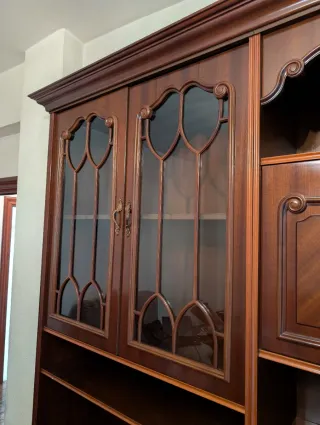 Mueble de salón de madera con vitrinas