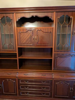 Mueble de salón de madera con vitrinas