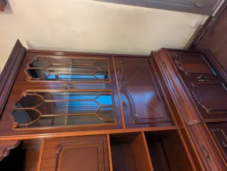 Mueble de salón de madera con vitrinas