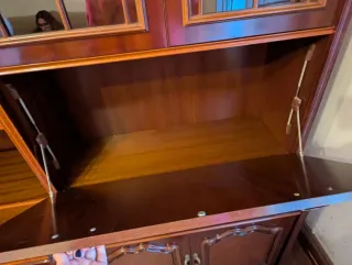Mueble de salón de madera con vitrinas