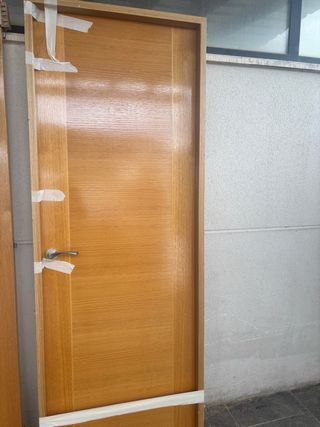 Puerta de roble con manilla