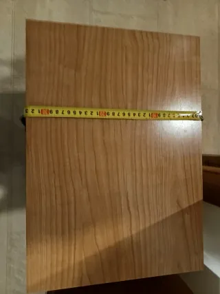 Mesitas de noche de madera 50 euros las dos.