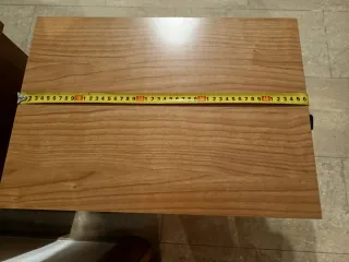 Mesitas de noche de madera 50 euros las dos.