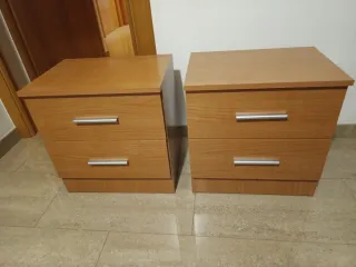 Mesitas de noche de madera 50 euros las dos.