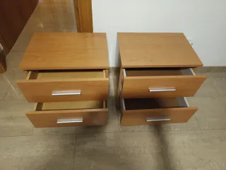 Mesitas de noche de madera 50 euros las dos.