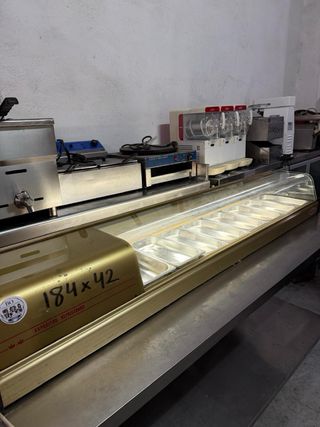 Vitrina expositora refrigerada dorada