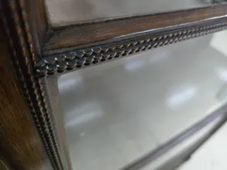 Vitrina antigua de madera y cristal