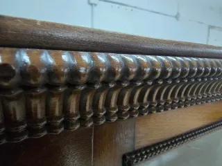 Vitrina antigua de madera y cristal