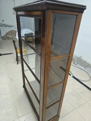 Vitrina antigua de madera y cristal
