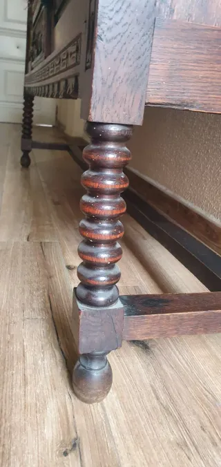 Aparador antiguo de madera tallada