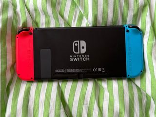 Nintendo Switch + Accesorios y Pokemon Espada