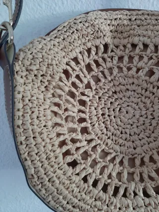 Bolso redondo tejido beige y marrón