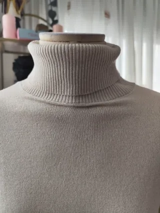 Jersey cuello alto beige con hilo dorado