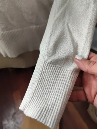 Jersey cuello alto beige con hilo dorado