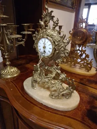 Reloj de sobremesa vintage dorado