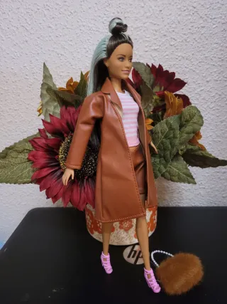 Muñeca Barbie con abrigo y tacones