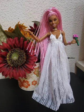Muñeca Barbie articulada pelo rosa vestido blanco