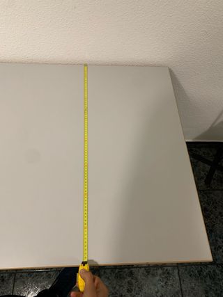 Mesa de comedor beige y negra