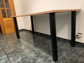 Mesa de comedor beige y negra