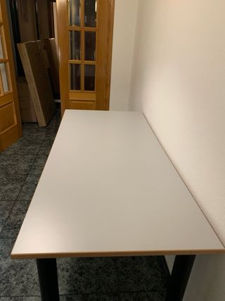 Mesa de comedor beige y negra