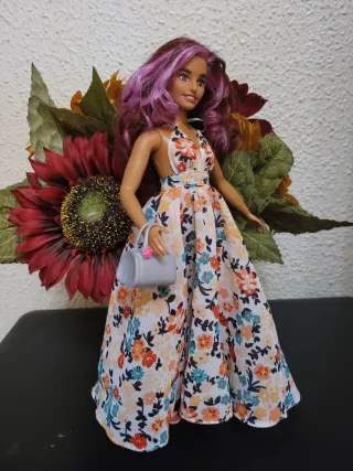 Muñeca barbie curvy con vestido floral y bolso