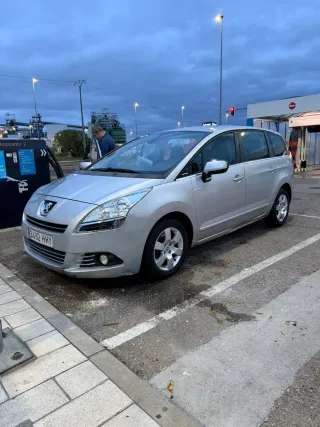 Peugeot 5008 2011