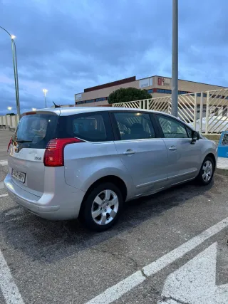 Peugeot 5008 2011