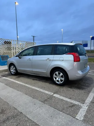 Peugeot 5008 2011