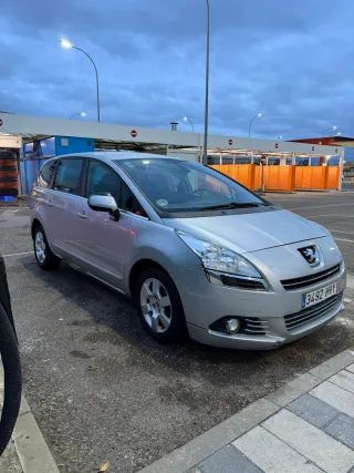 Peugeot 5008 2011