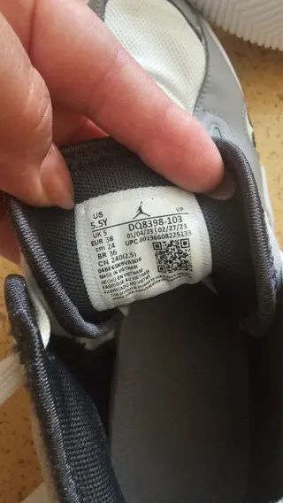 Zapatillas Jordan Grises y Blancas