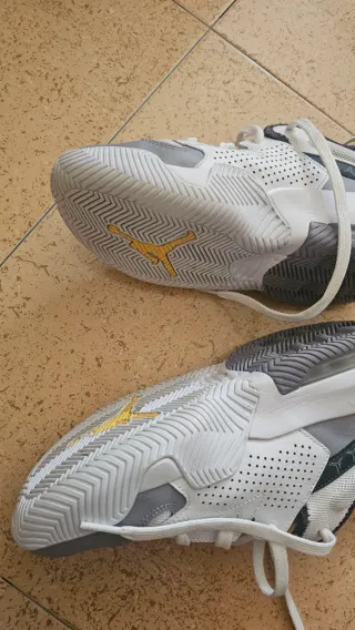 Zapatillas Jordan Grises y Blancas