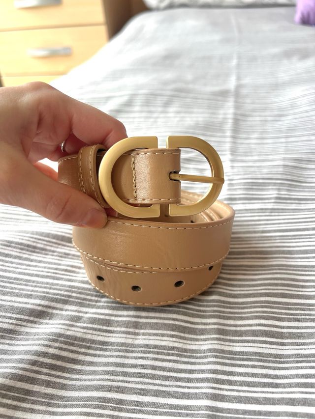 Cinturón beige con hebilla dorada