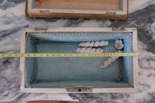 Caja antigua de madera decorada