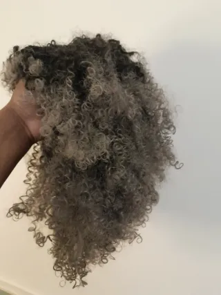 Peluca rizada sintética gris y negra 22 pulgadas