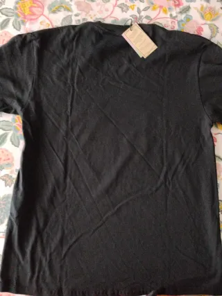 Camiseta negra con estampado ovalado y 23