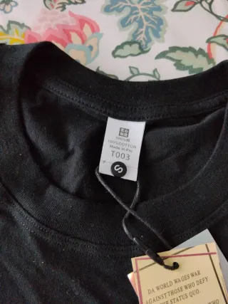 Camiseta negra con estampado ovalado y 23