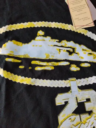 Camiseta negra con estampado ovalado y 23